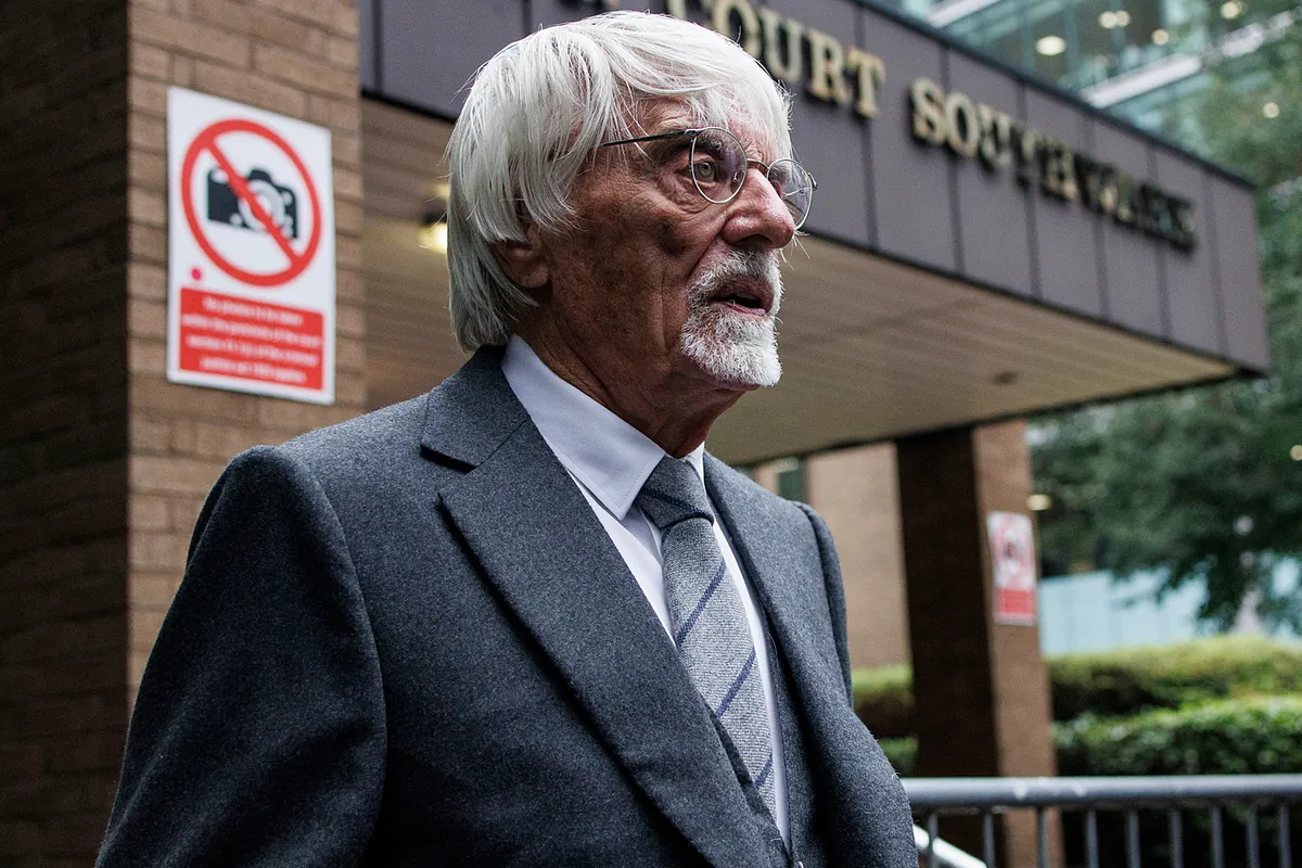 Bernie Ecclestone, ex-CEO de la F1, retenido en un aeropuerto de Portugal por llevar una escopeta