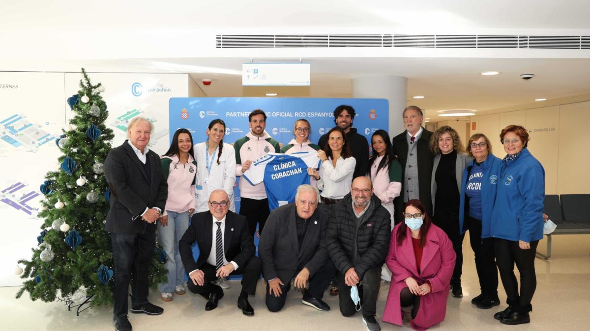 El Espanyol cumple con su tradicional visita a los niños hospitalizados por Navidad