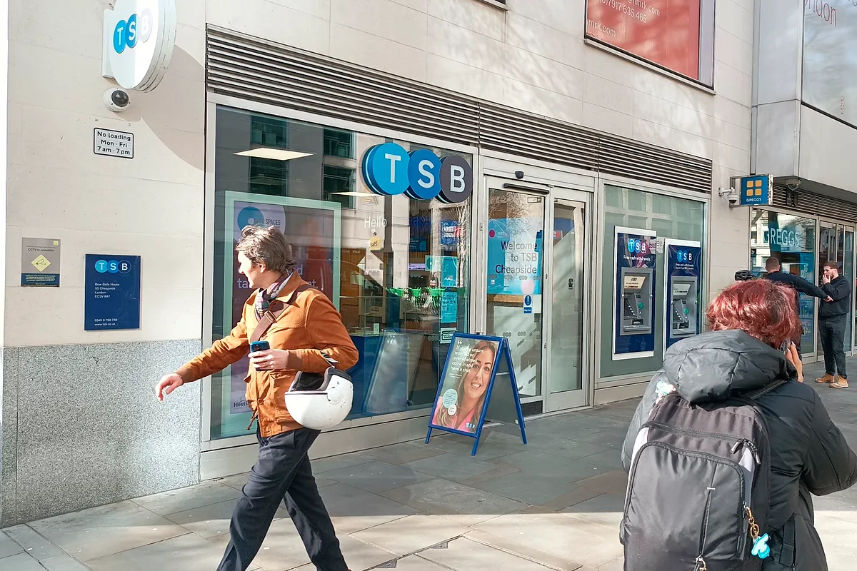 Santander UK prescinde de cuatro directivos de TSB y comenzará el traspaso de empleados en octubre