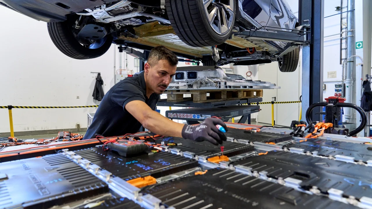 China descubre cómo devolver la vida a las baterías de coches eléctricos de modo sostenible: usando sal derretida
