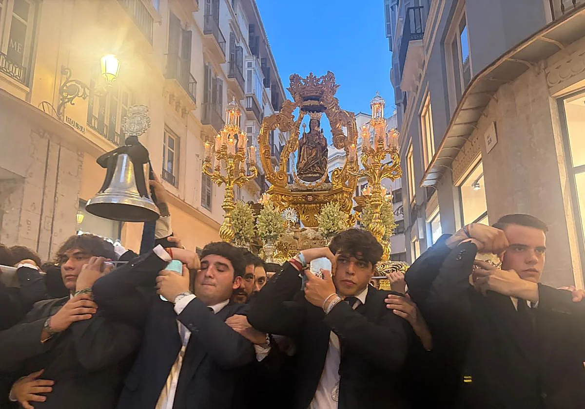 La Virgen de la Victoria recorre las calles de Málaga en su procesión gloriosa