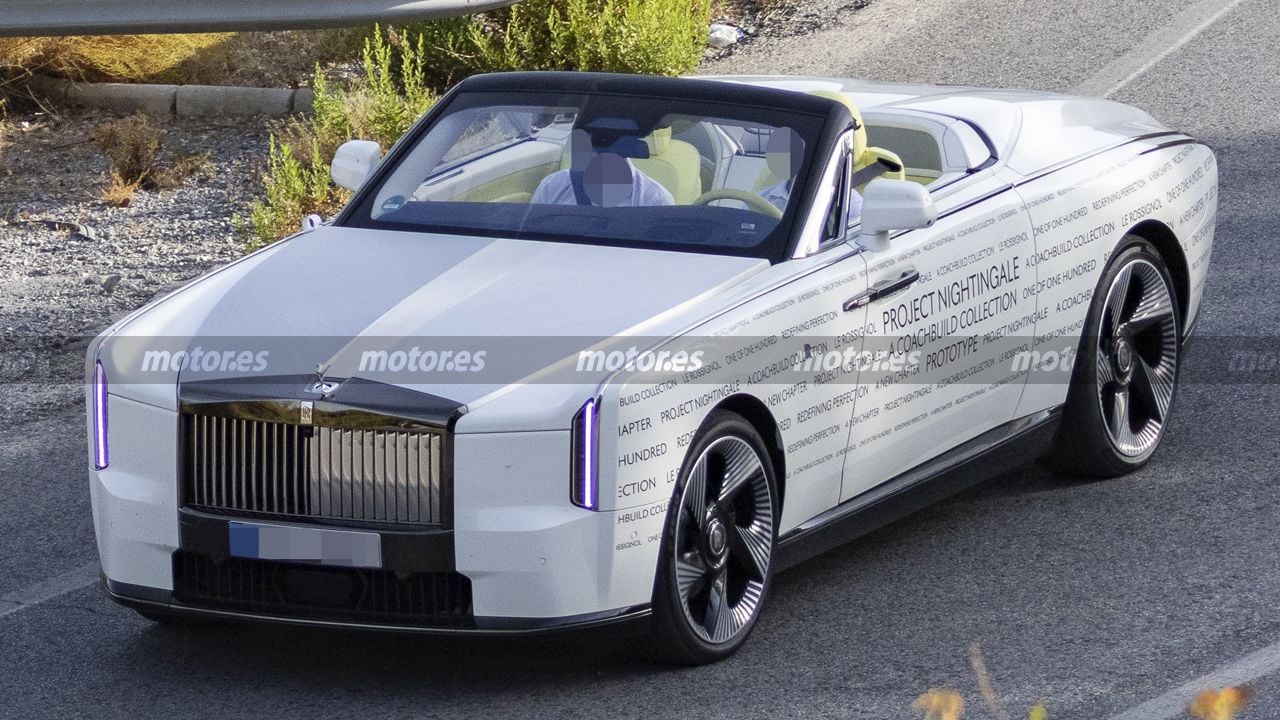 Cazado sin disfraz, el Rolls-Royce Project Nightingale aparece por primera vez en carretera y verlo es casi imposible