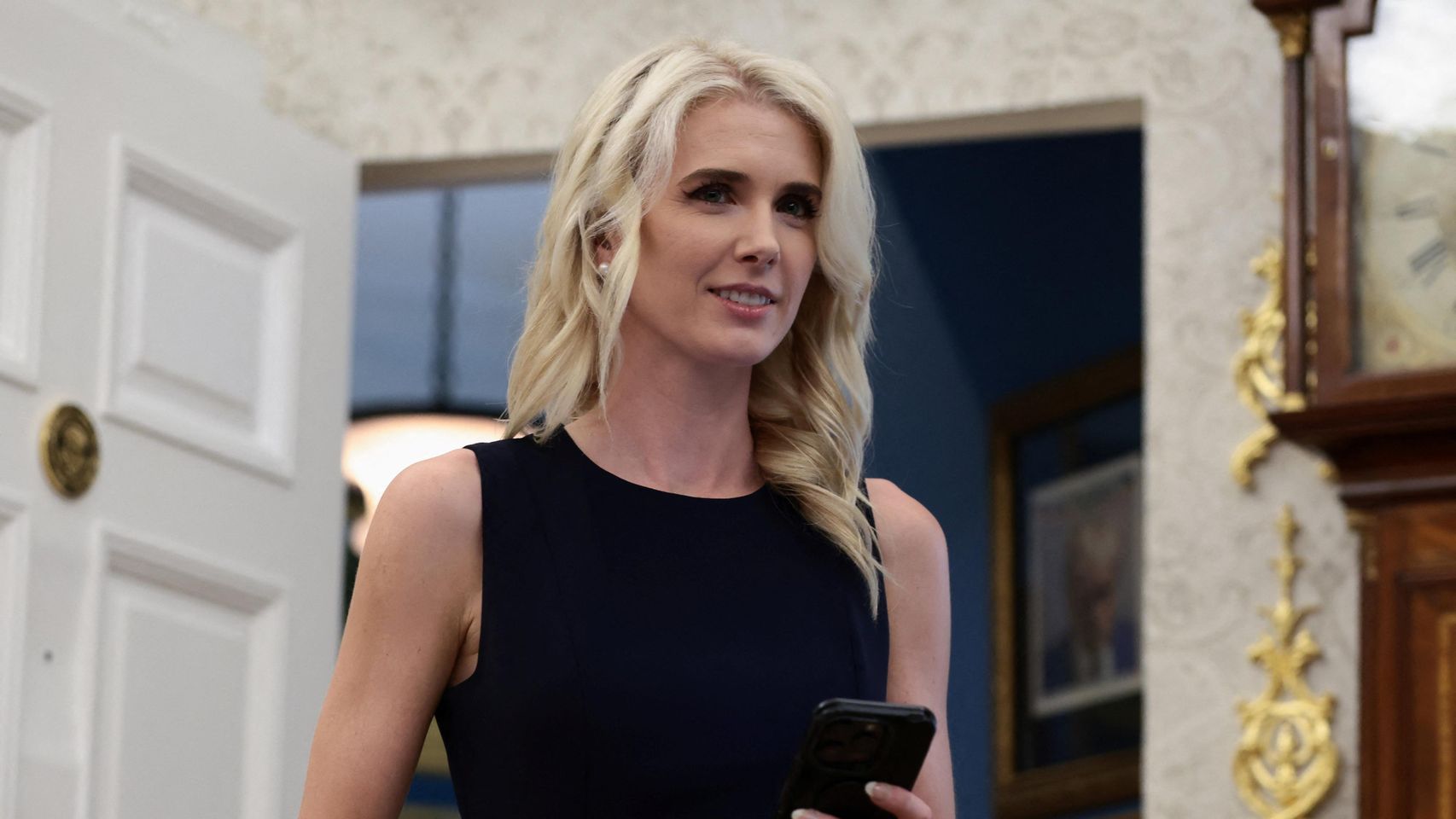 Escándalo en la Casa Blanca: Trump regaló 135.000 dólares en efectivo a tres jóvenes asesoras "por las fiestas"