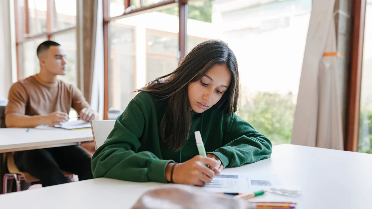 La IA desafía los Problemas del Milenio mientras los adolescentes caen en matemáticas básicas