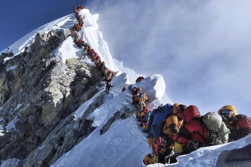 El Everest se está derritiendo más rápido que nunca. Y 6.000 litros de orina diario lo están acelerando