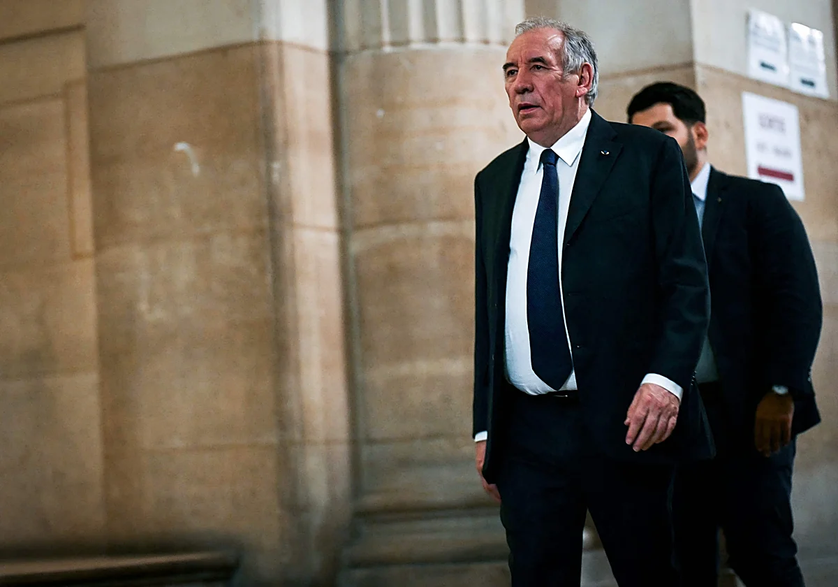 Juzgan al ex primer ministro francés Bayrou por malversación de 300.000 euros del Parlamento Europeo