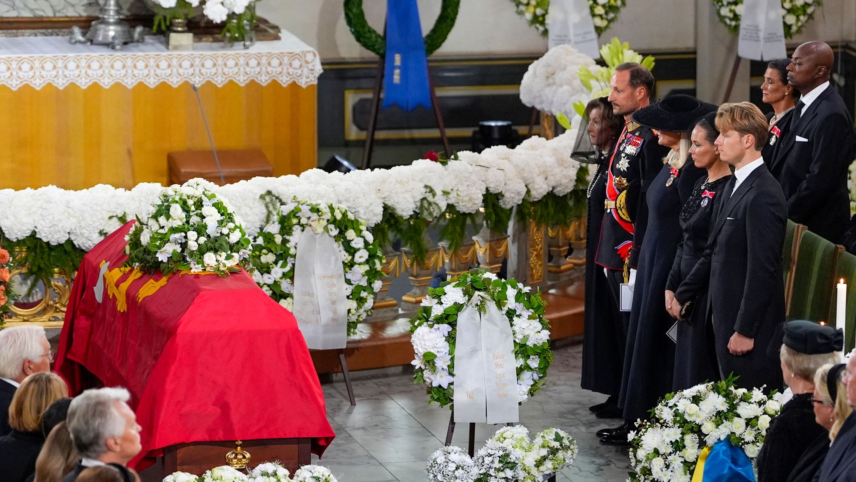 De las confidencias del príncipe Guillermo con la emérita Sofía a la polémica corona donde Marius Borg figura como Familia Real: las mejores fotos del funeral