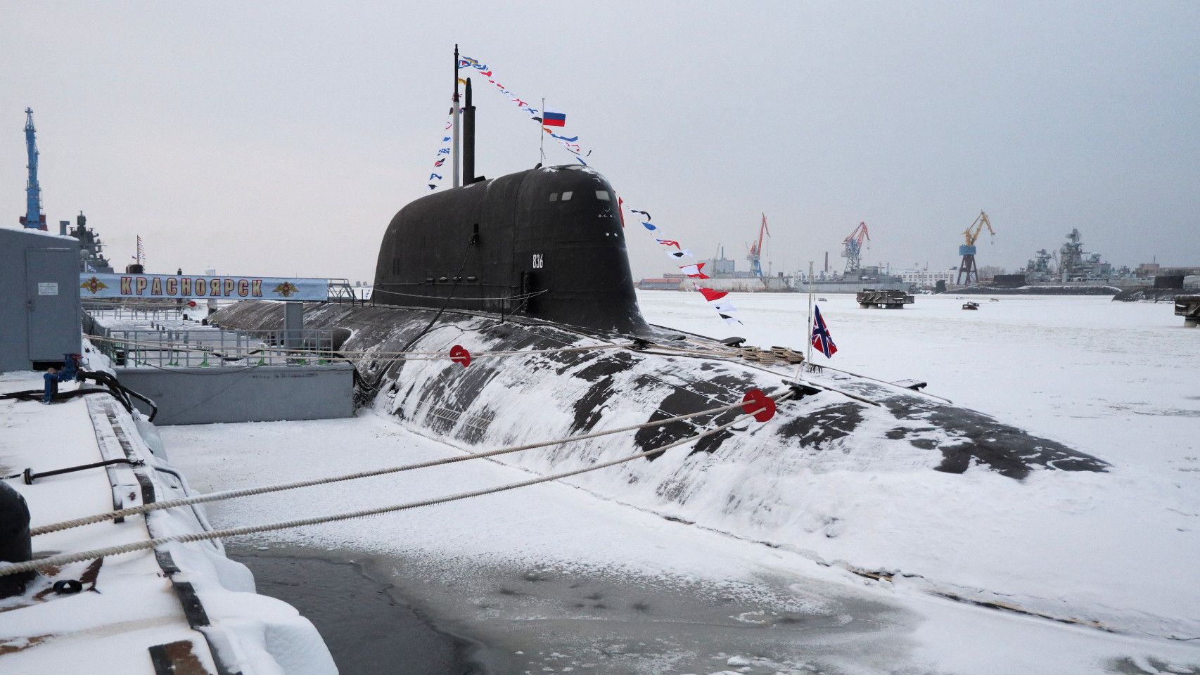 La OTAN frustró una operación de submarinos rusos en el Ártico: iban a probar un "arma secreta" contra cables marinos