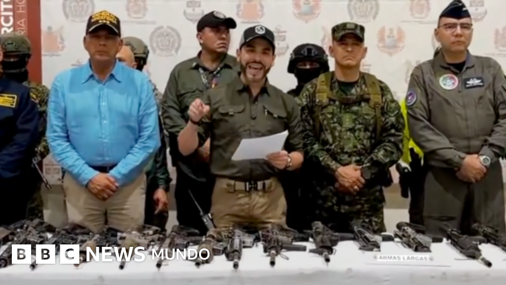 Qué busca De la Espriella con sus polémicas imágenes caminando entre cadáveres en Colombia que un juez le ordenó retirar