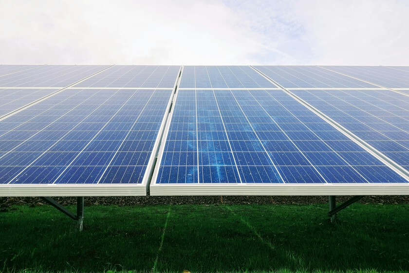 El barrio de Maradona sufre apagones. Su apuesta para evitarlos: 134 paneles solares conectados directamente a la red