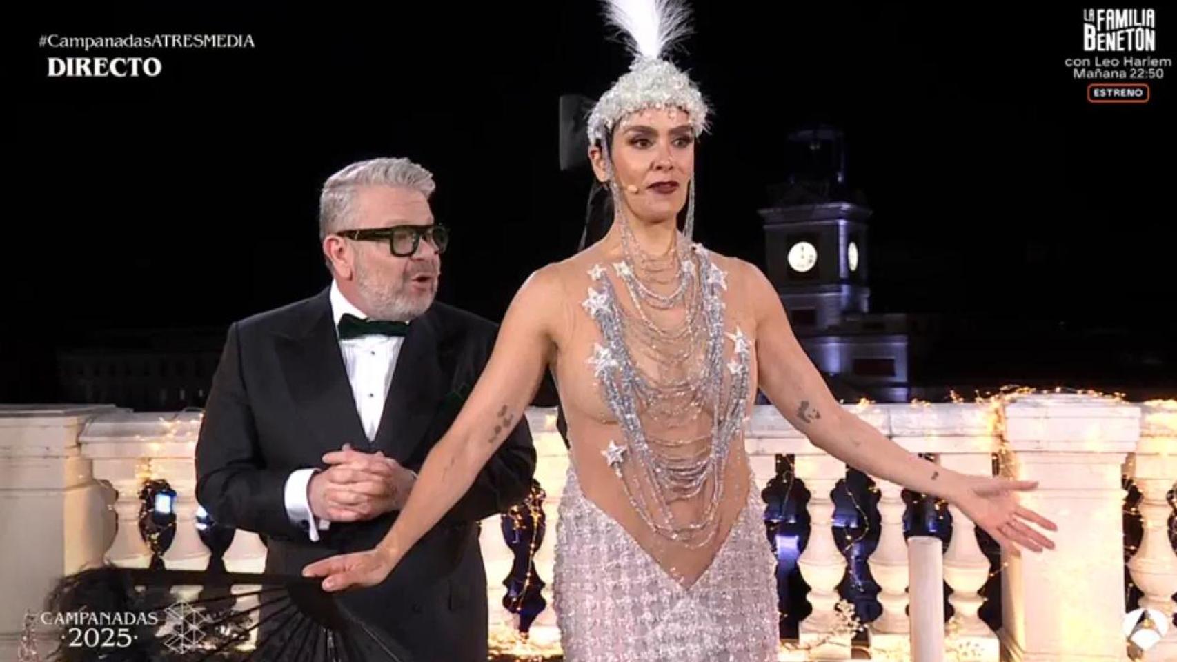 La Pedroche vuelve a enseñarlo todo en las Campanadas ante el 'calorro' de Chenoa y Estopa