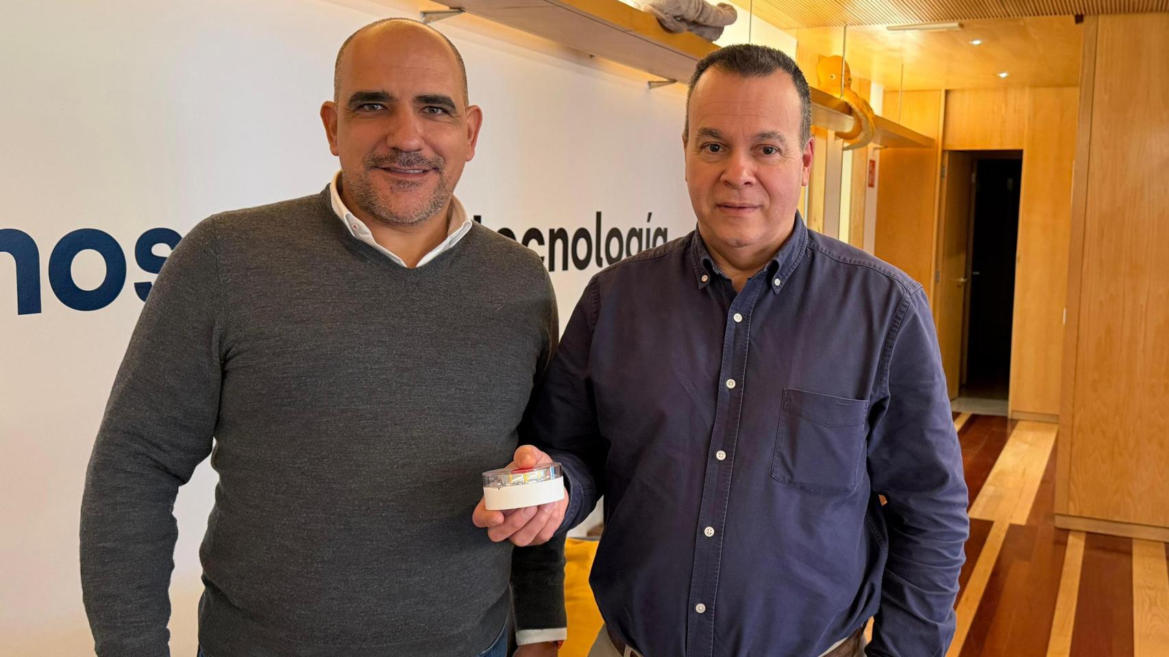 Los 'Jorges', los guardias civiles creadores de la baliza V16 que la DGT te obliga a usar: "Dijeron que iba a traernos problemas"