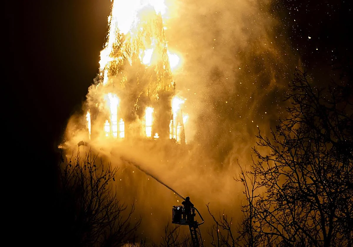 Un incendio destruye una histórica iglesia de Ámsterdam durante la Nochevieja