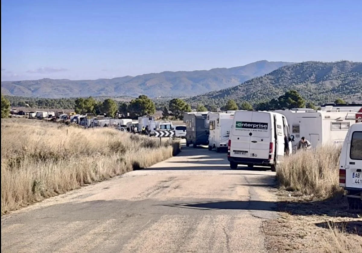Unas 2.000 personas acuden a una macro fiesta ilegal en una pequeña aldea de Albacete