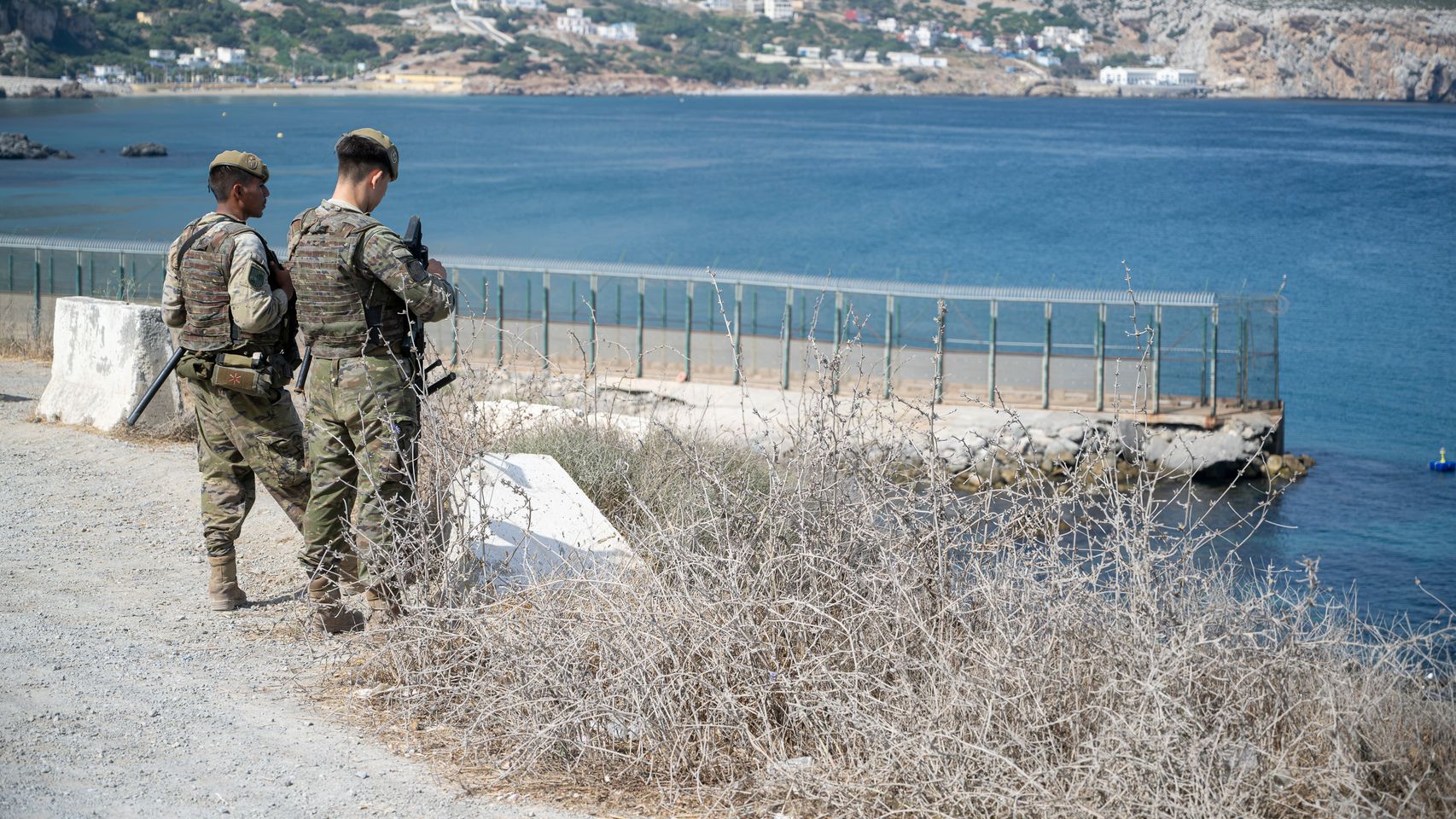"Apedrean patrullas, ponen troncos y falsos suelos": temor en Ceuta por las trampas para 'cazar soldados' de los migrantes