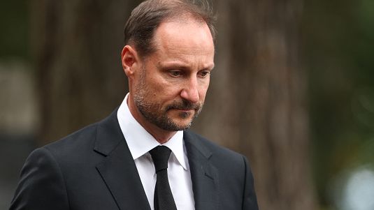 El rey Haakon, roto de dolor, se despide de la princesa Astrid dos días después de enterrar a su padre: "Fue muy leal"