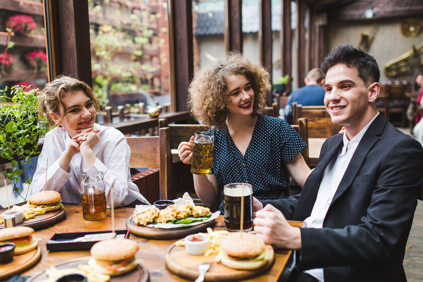 Hay gente robando cucharillas, servilletas o vasos en los restaurantes. Y para muchos se ha convertido en una sangría económica