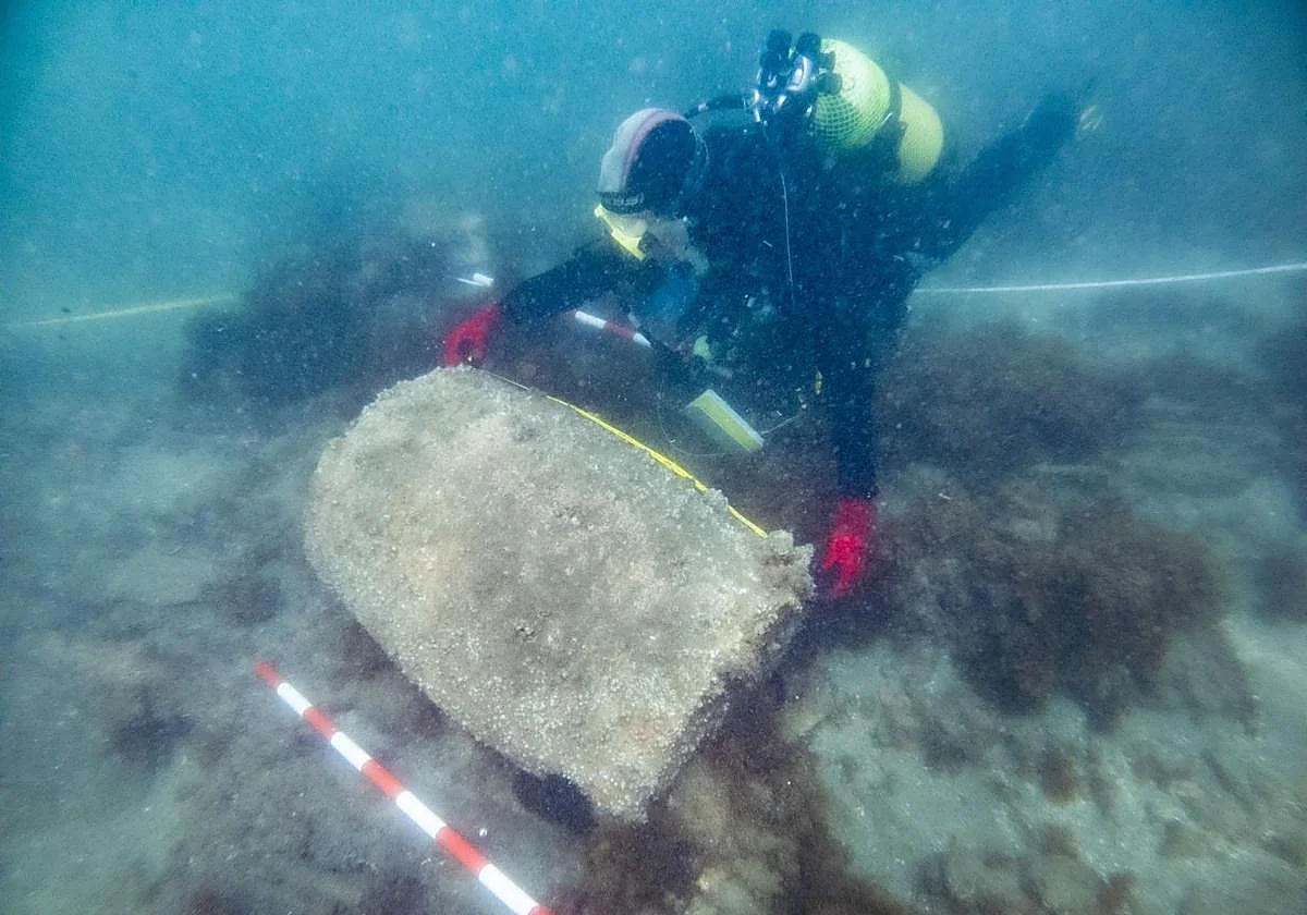 Comienza una intervención arqueológica en el pecio subacuático de Cabopino en Marbella