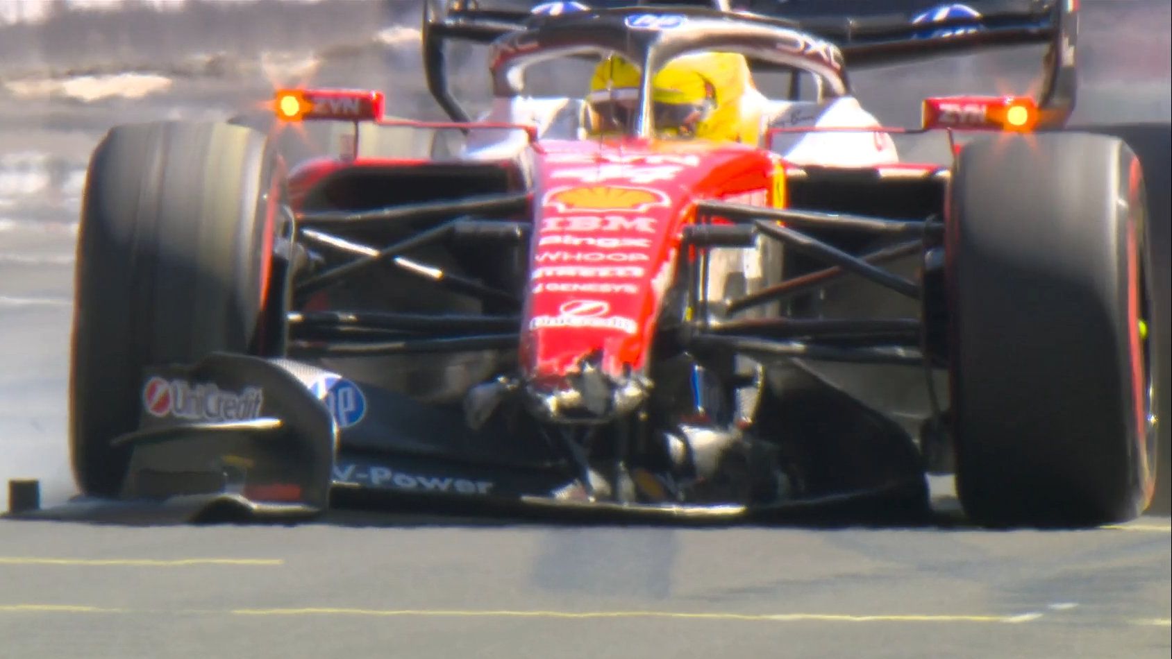 Lewis Hamilton ya sabe cómo se las gasta el circuito de MadRing: se va directo contra el muro, rompe el alerón y bandera roja