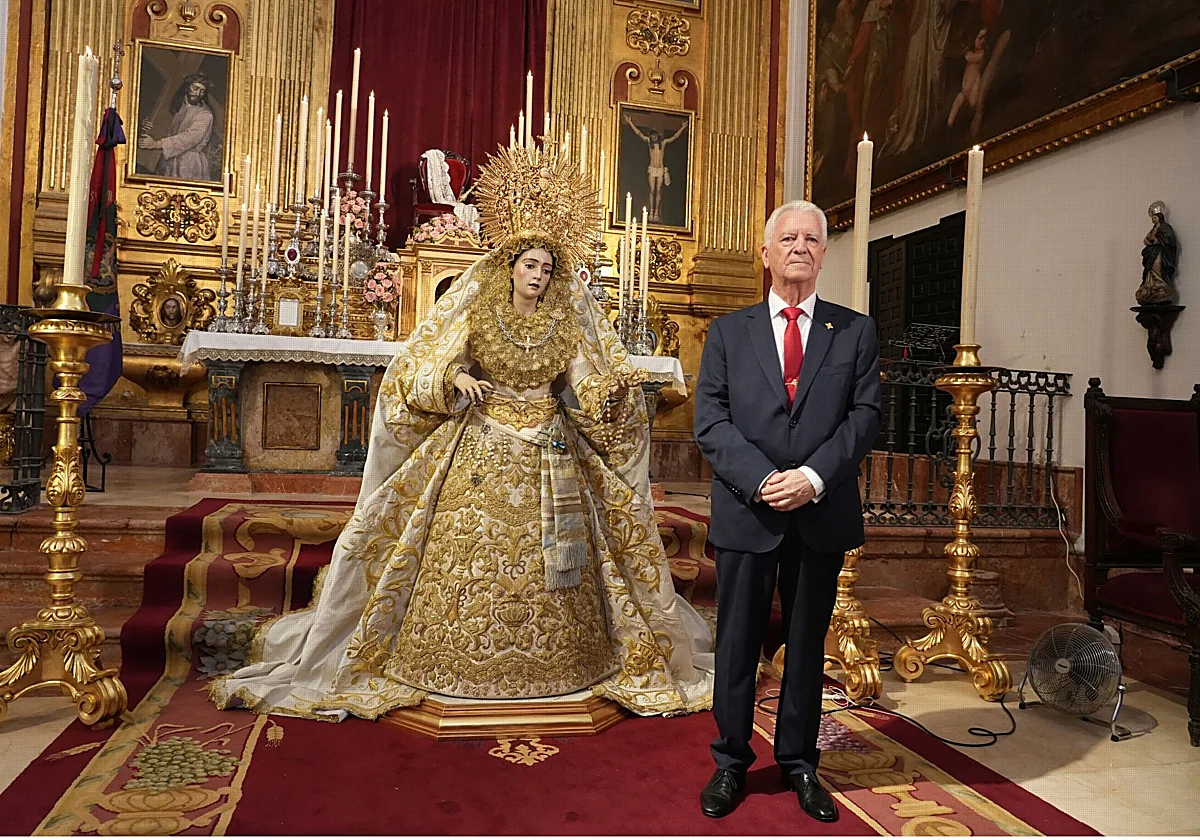 Jiménez Guerrero recibe el escudo de oro de la Agrupación de Cofradías: «Esta distinción pone en valor el trabajo de los historiadores»
