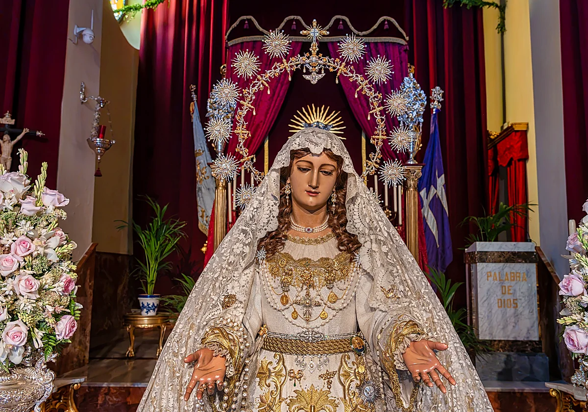 Málaga despide a la Virgen del Rocío antes de su traslado a Sevilla para ser restaurada por Pedro Manzano