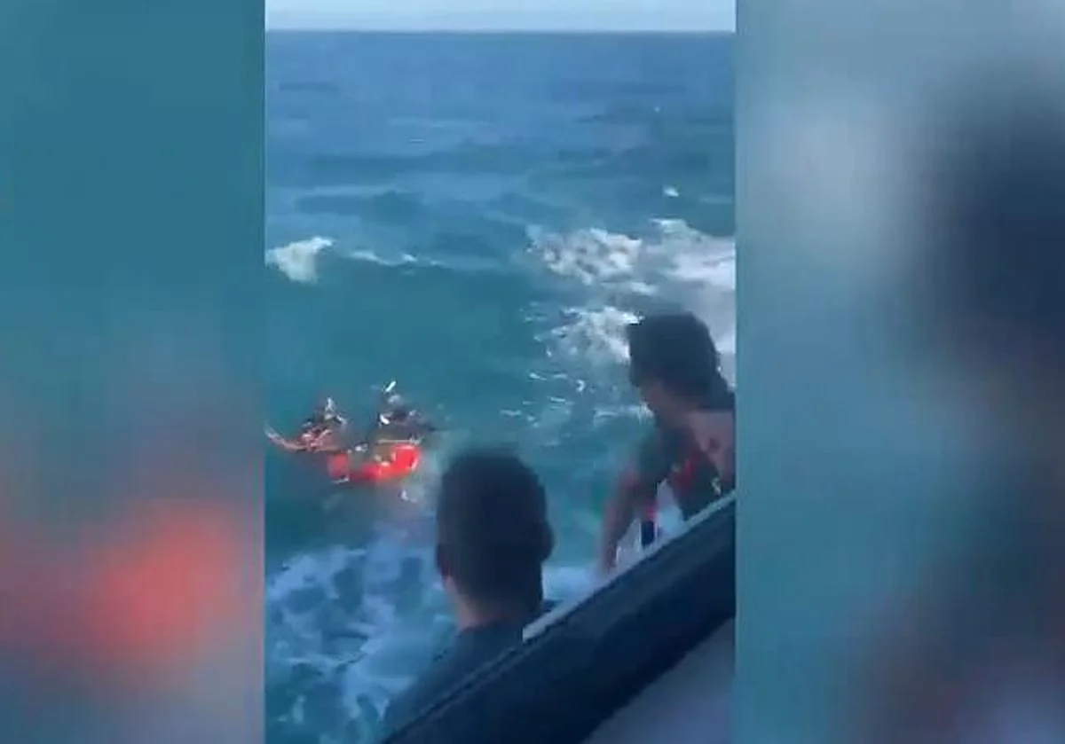 La Guardia Civil rescata a tres jóvenes a punto de ahogarse tras hundirse su barco en Cádiz: «¡Dale que están vivos!»
