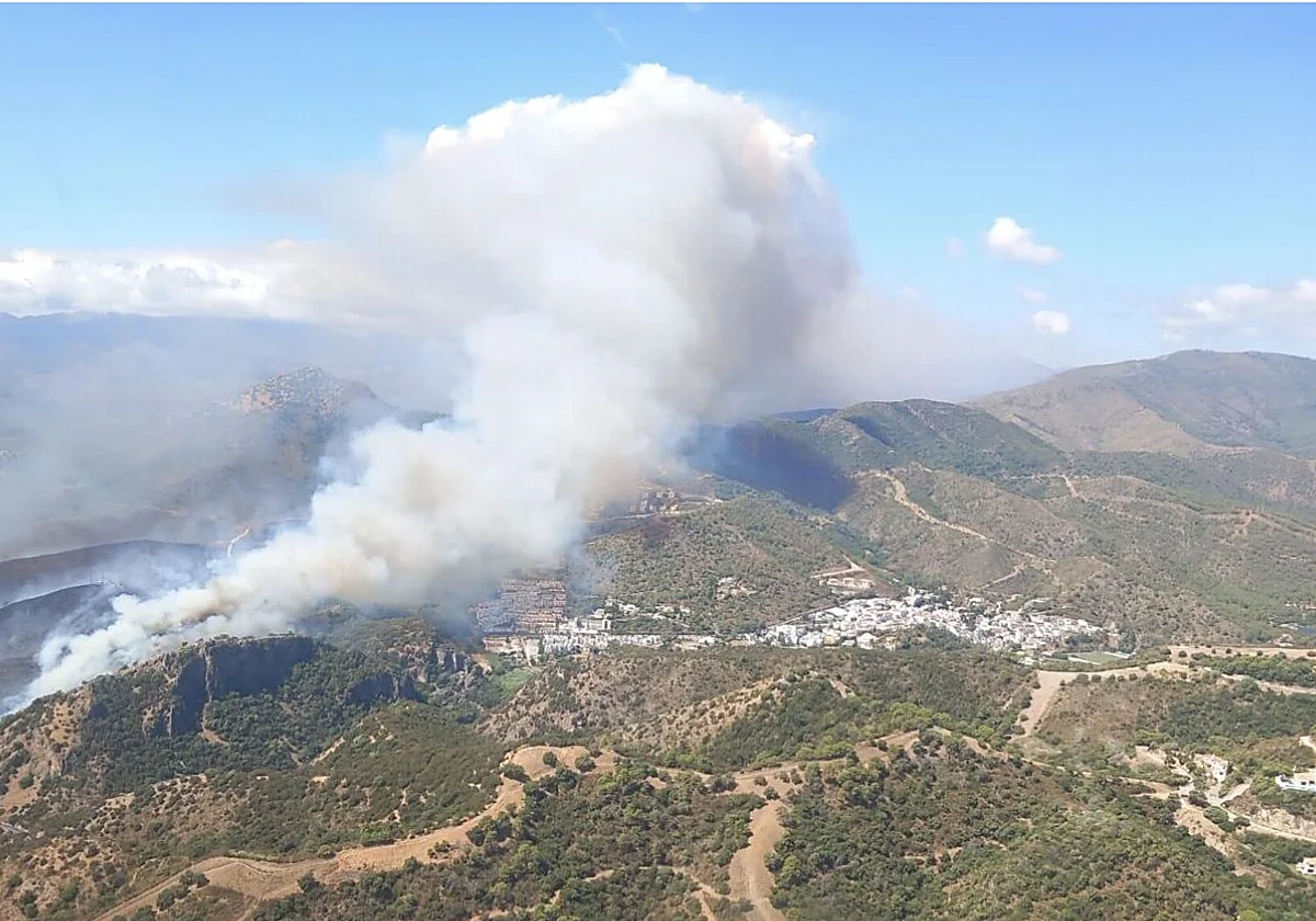 Elevan a fase de emergencia 1 el incendio forestal cerca del núcleo urbano de Benahavís