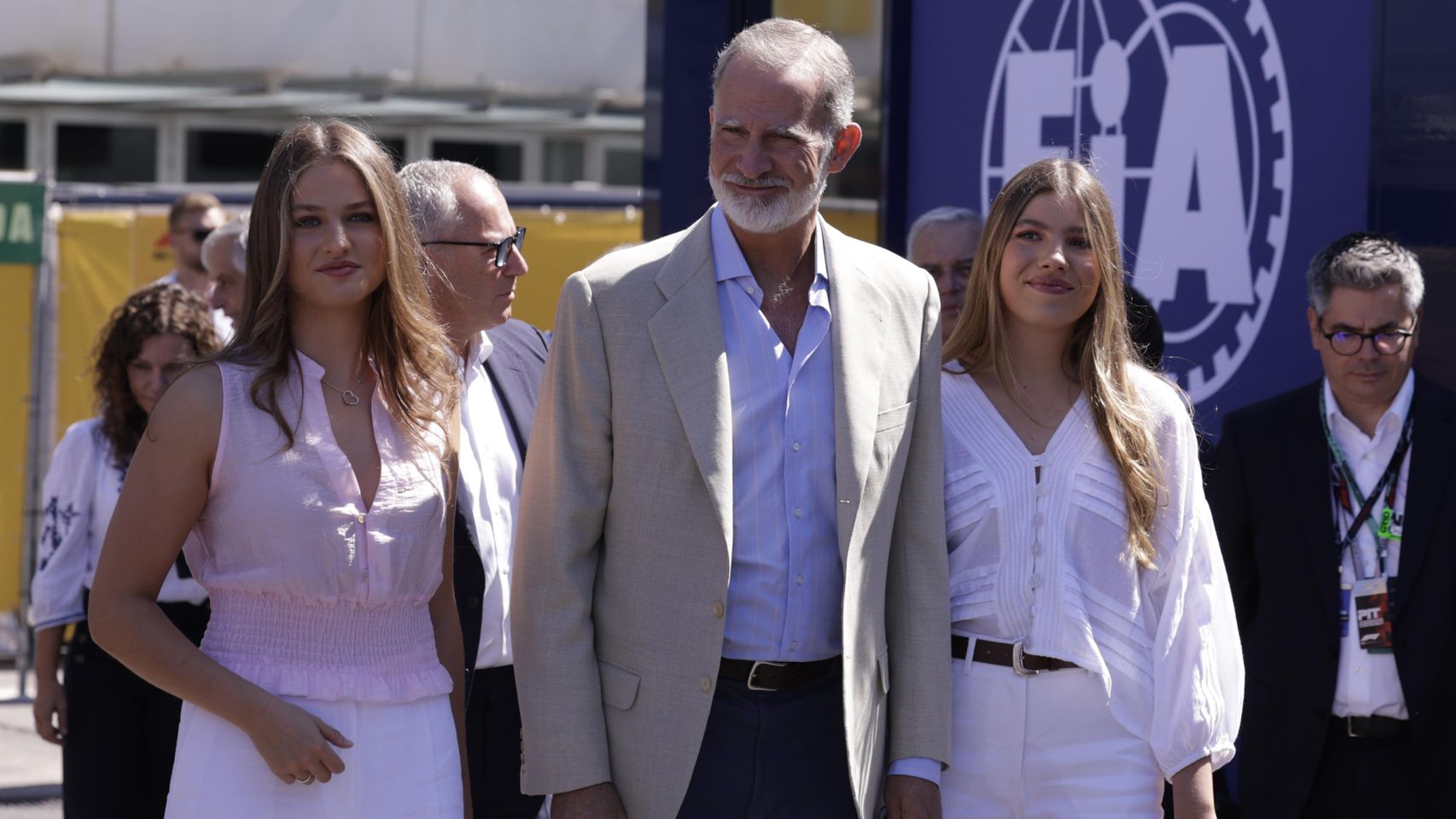 Leonor y Sofía se suman a la fiebre de la Fórmula 1: su encuentro con Fernando Alonso y Carlos Sainz