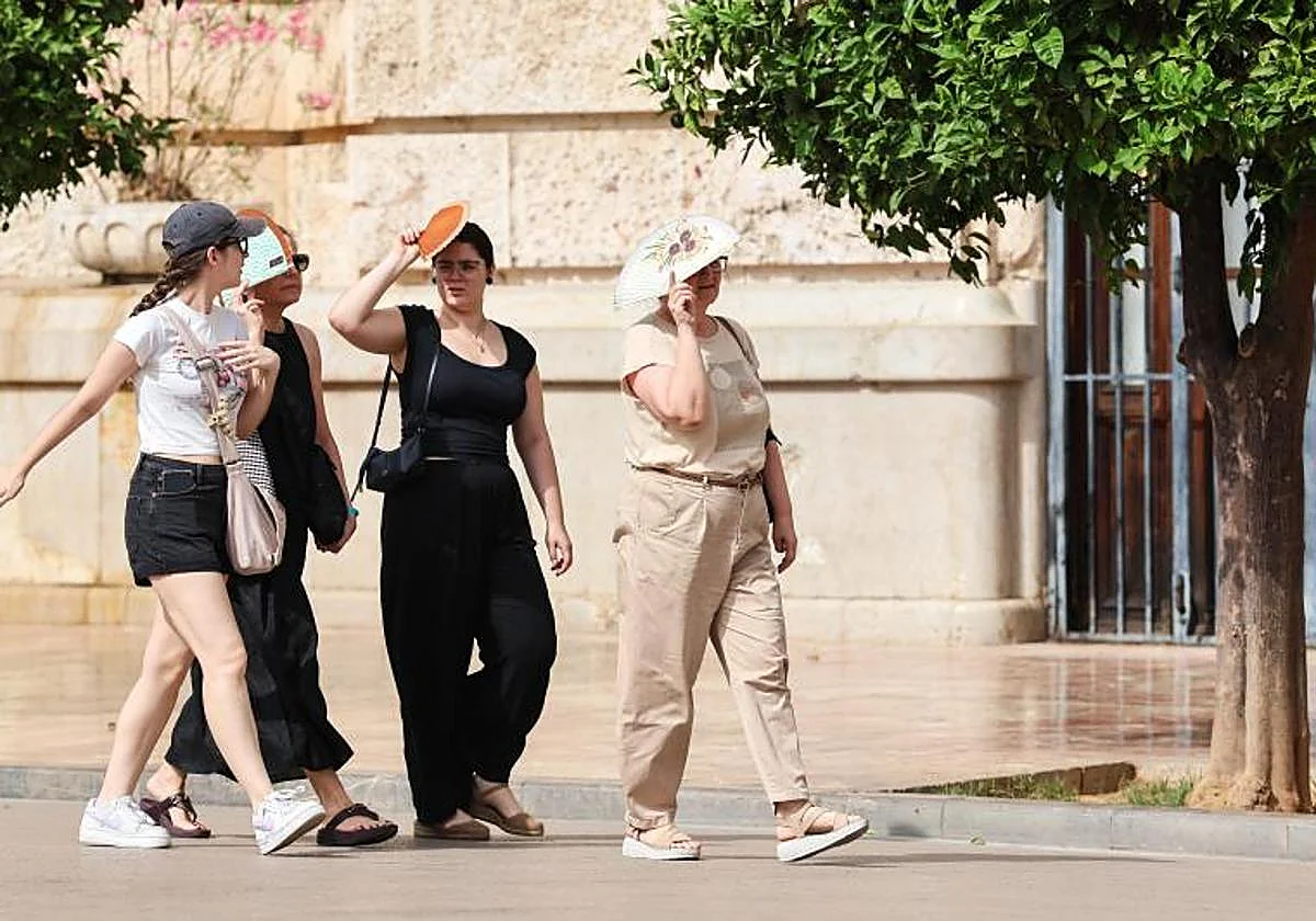 Las temperaturas vuelven a subir este lunes y Aemet activa avisos en Andalucía por calor y viento