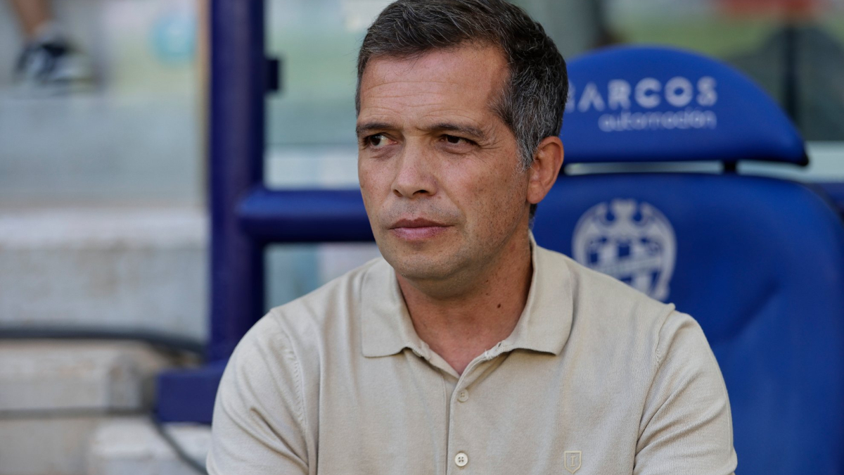 Luís Castro: "¿El césped?, si en la grada una persona casi muere de calor; el Levante no puede tapar el sol"