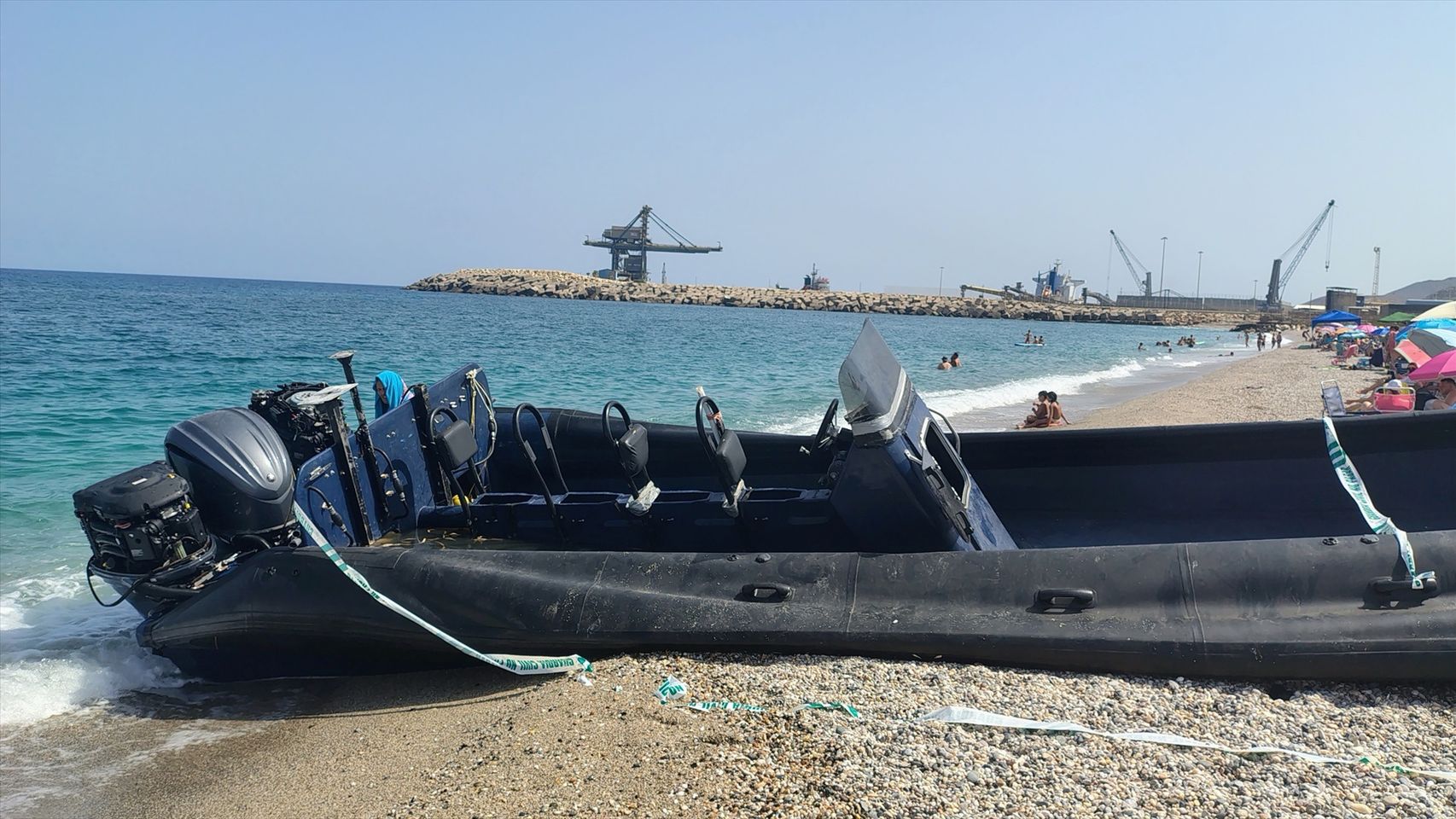 Cinco detenidos y varios heridos al embestir una narcolancha a una patrullera de la Guardia Civil en Almería
