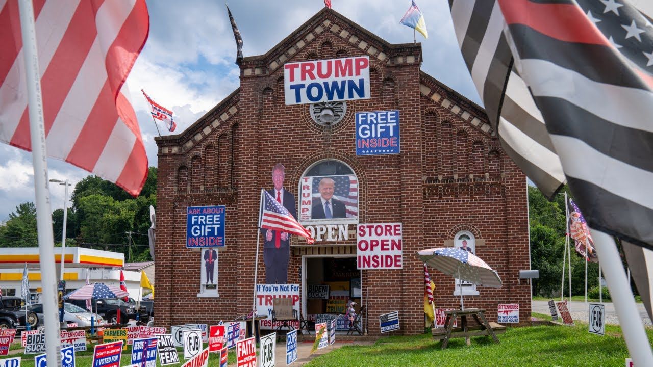 Las 'tiendas Trump' se hunden en EEUU: la impopularidad del presidente y la inflación matan su negocio de merchandising