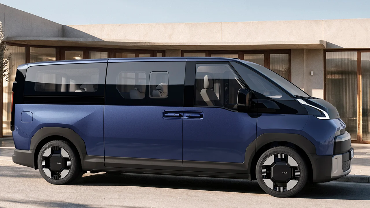 Kia PV7, oficial: 9 plazas, 460 km y lo que ninguna furgoneta eléctrica ofrecía hasta hoy, 800 voltios