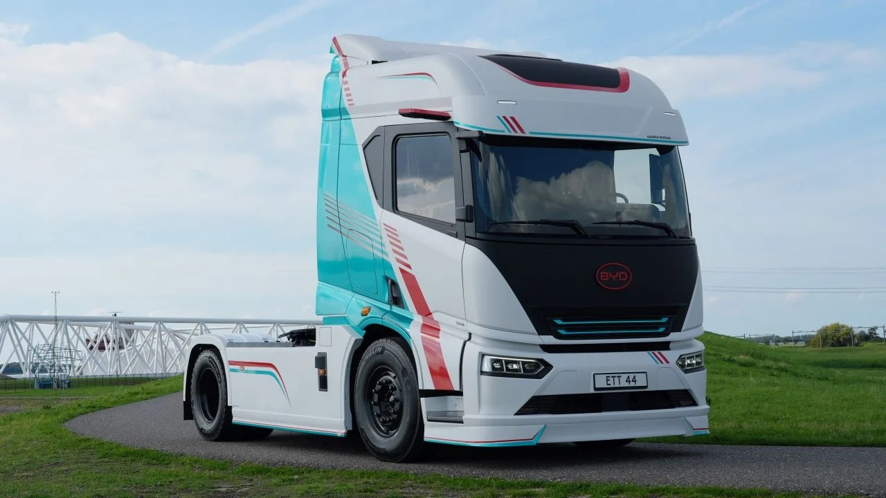 El BYD ETT 44 llega con hasta 1.000 CV y casi 600 km de autonomía para medirse al Tesla Semi