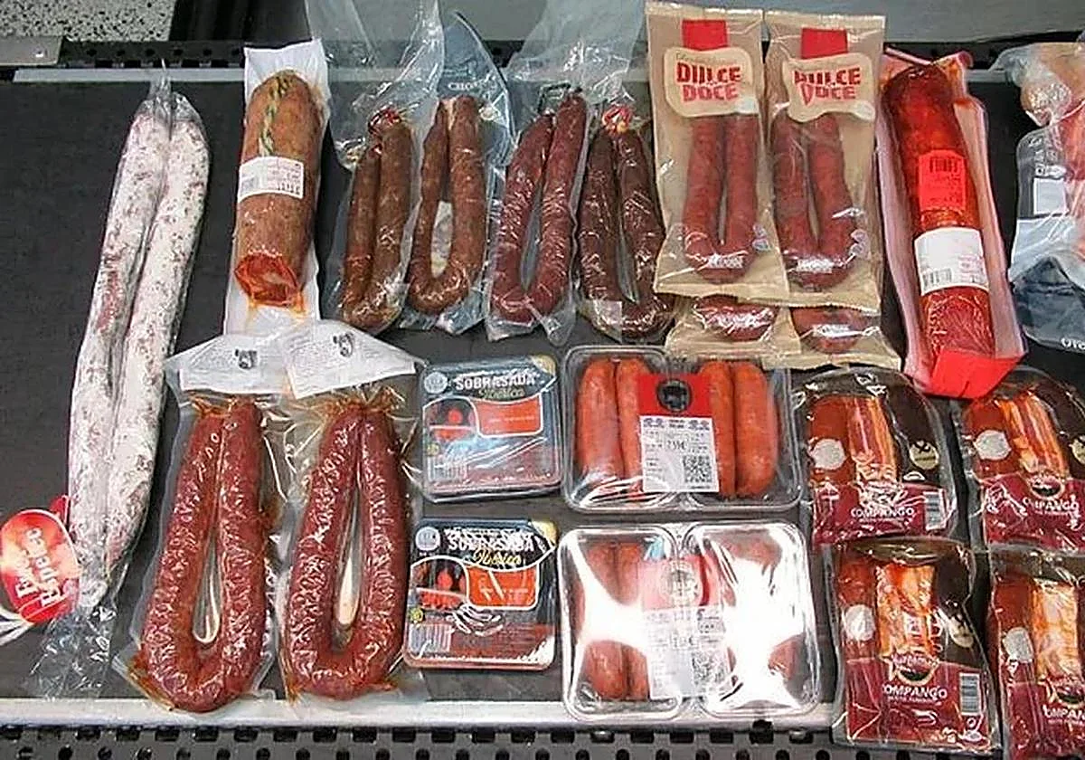 Multan con 500 dólares a un estadounidense que aterrizó en Seattle con más de nueve kilos de embutido de Mercadona sin declarar