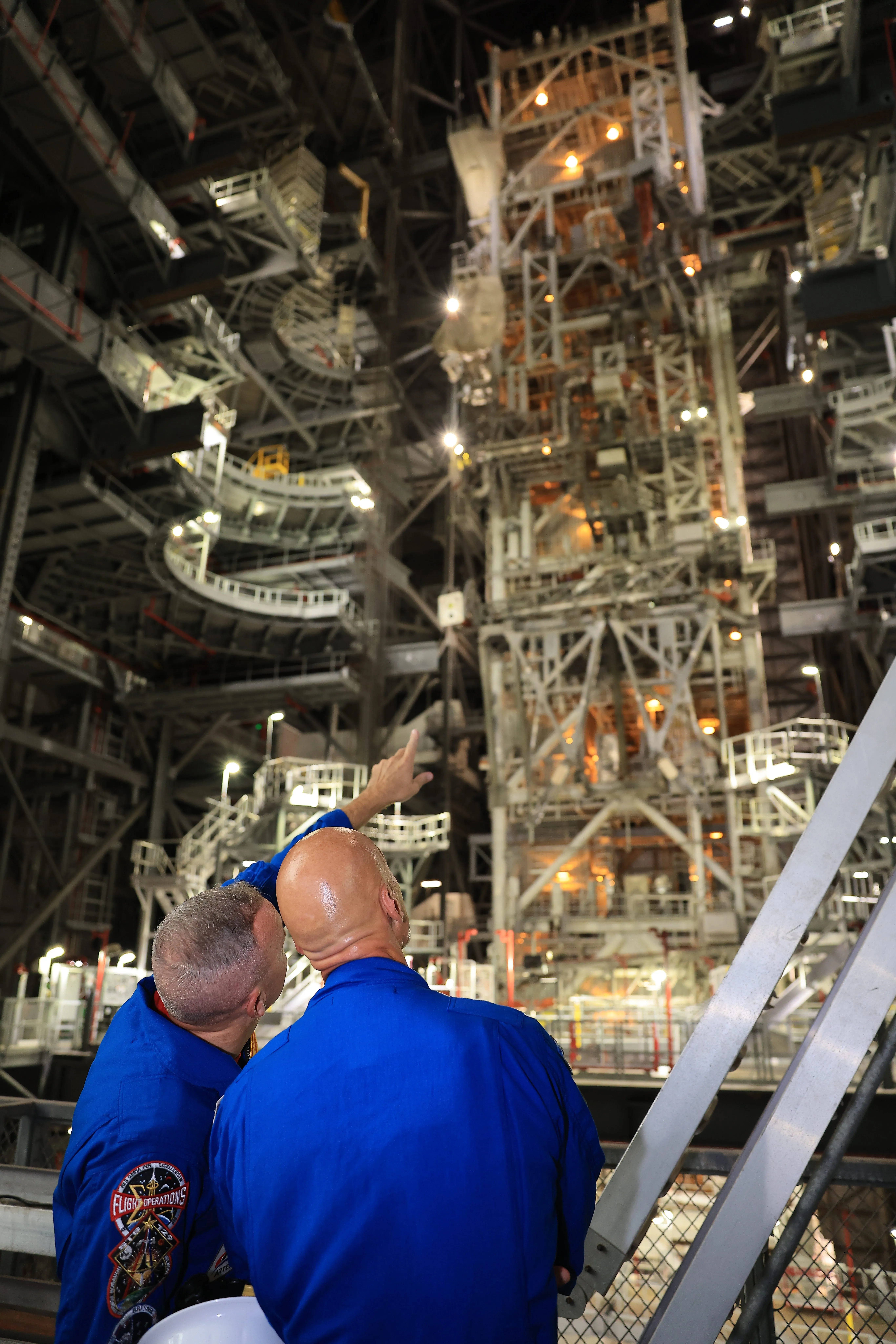 Artemis III Crew Visits NASA Kennedy’s Vehicle Assembly Building