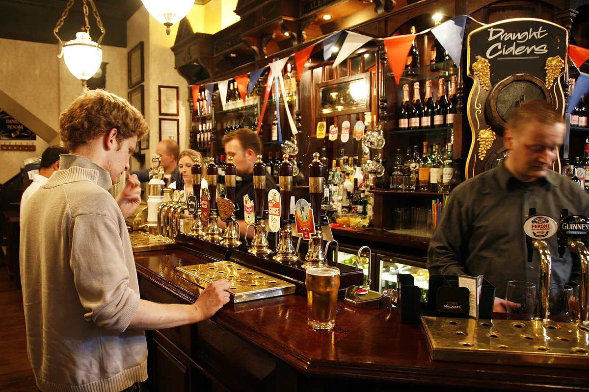 Pubs, restaurantes y hoteles británicos se revuelven contra el IVA del 20%
