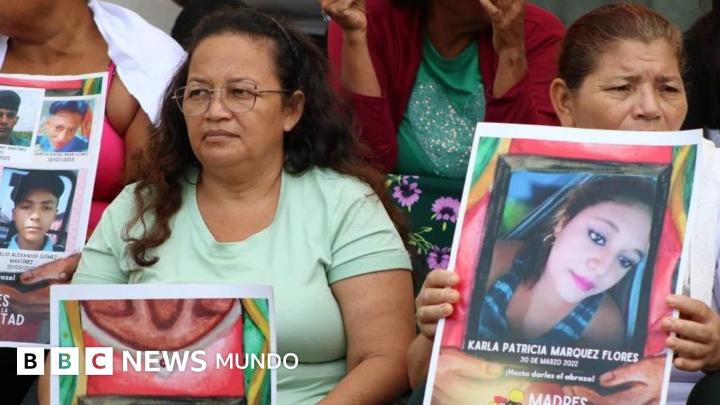 "Hace casi 5 años que no sé nada de él": las madres que buscan a sus hijos en el sistema de prisiones bajo el régimen de excepción de Bukele
