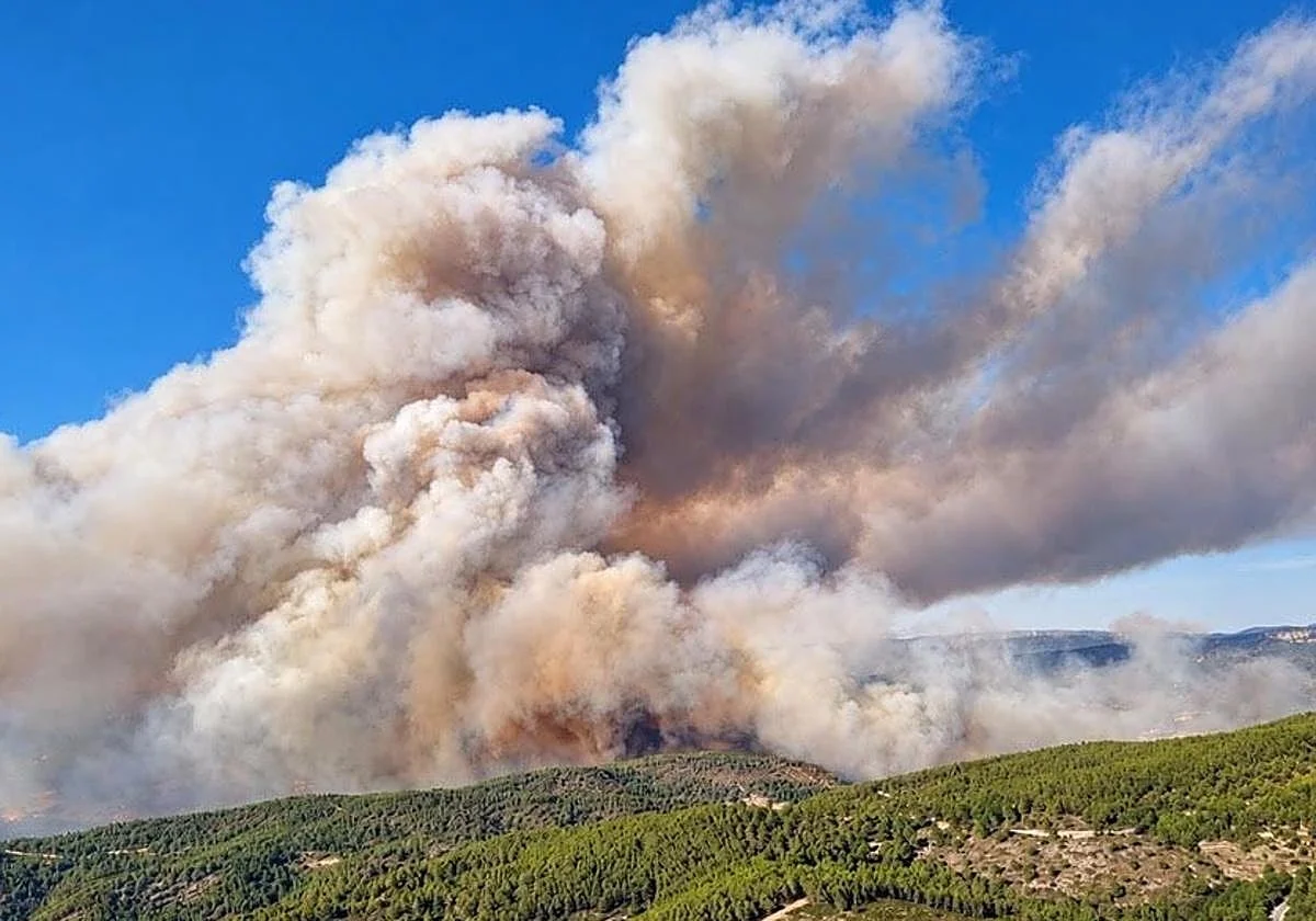 Tuéjar teme al viento y confía en la lluvia para extinguir el incendio que ya ha quemado mil hectáreas