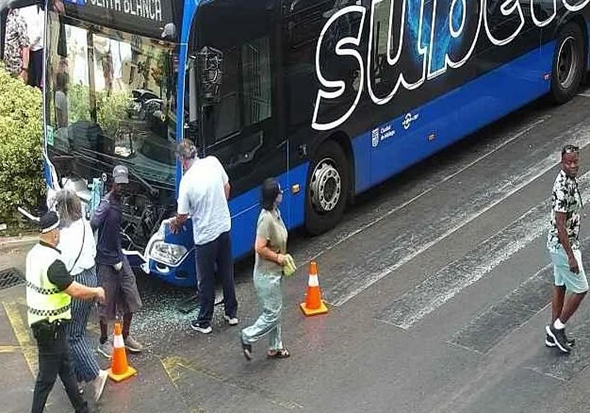Un alcance entre dos autobuses deja atascos en la Alameda Principal y Paseo del Parque de Málaga