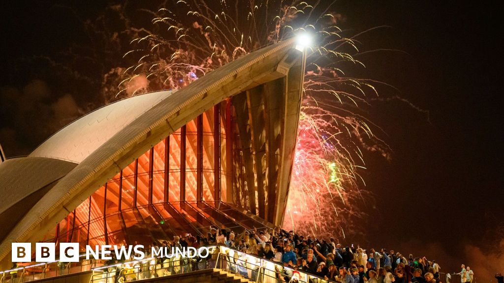 Fuegos artificiales y espectáculos de luces: las imágenes de las celebraciones de Año Nuevo alrededor del mundo