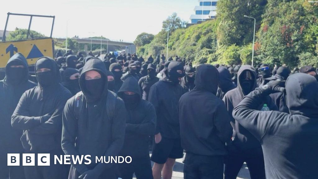 Las nuevas tácticas de intimidación de los grupos antiinmigrantes que preocupan a Reino Unido
