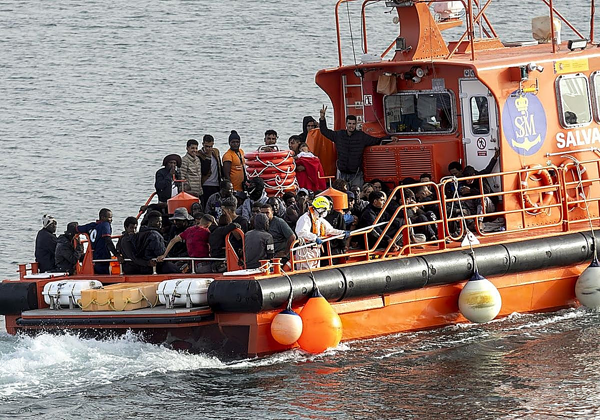 Tres fallecidos y un herido en estado crítico en una patera con 82 personas rescatada en Lanzarote
