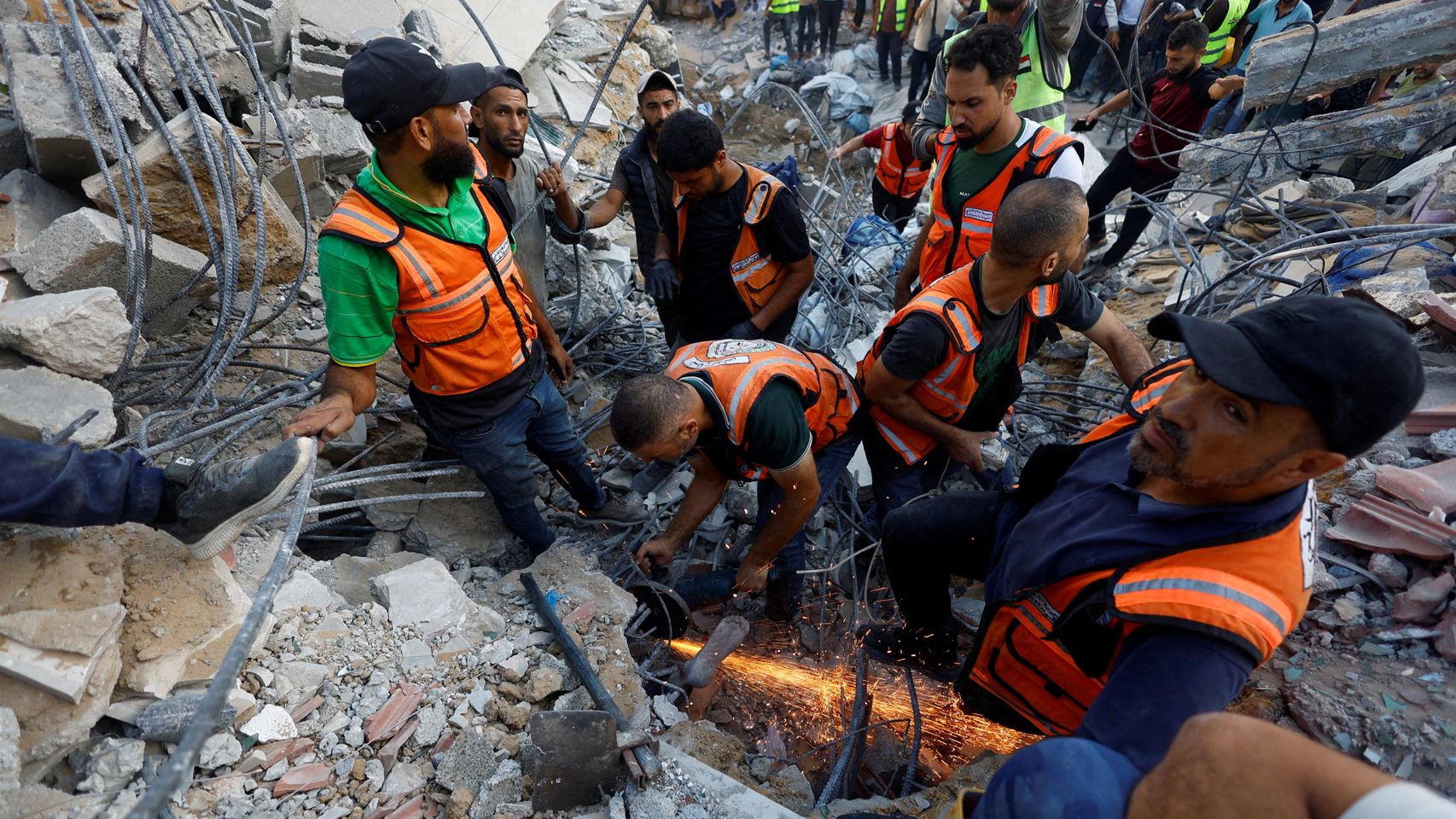 Al menos 20 muertos y unos 60 desaparecidos tras el derrumbe de un edificio en Gaza dañado por las bombas israelíes