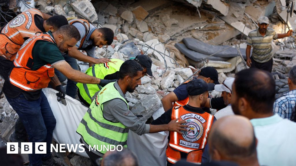 "Estamos escarbando con nuestras propias manos": el derrumbe de un edificio dañado por la guerra en Gaza deja al menos 12 muertos y decenas de desaparecidos