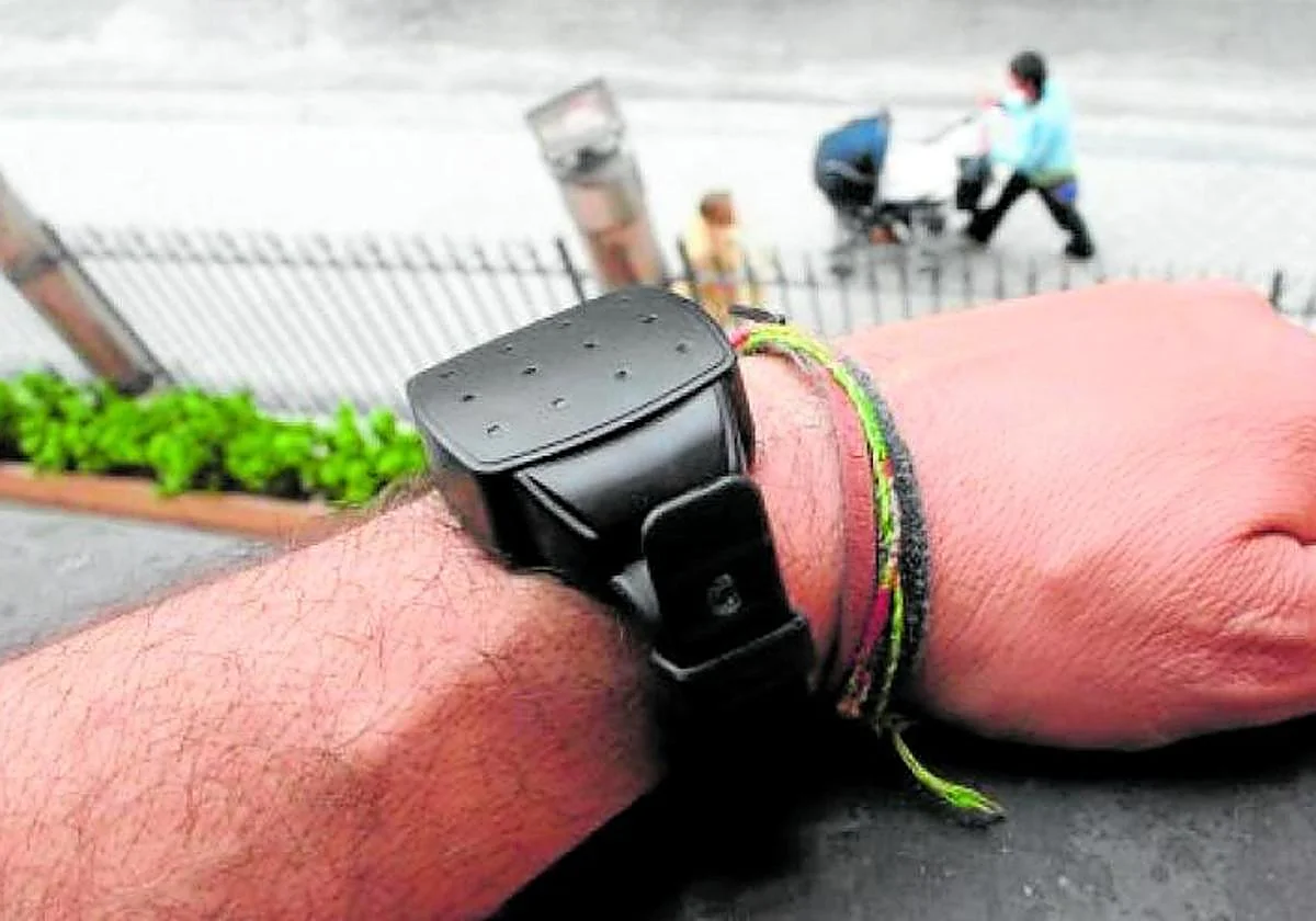 La ministra de Igualdad defiende las pulseras antimaltrato frente a los errores de localización detectados por juzgados de Málaga