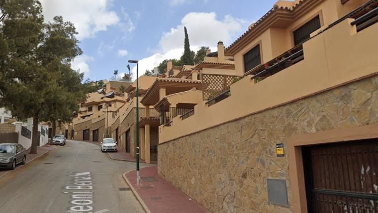 Intenta matar a su pareja estrangulándola y se ahorca después en Málaga: su hija, menor de edad, llamó al 112