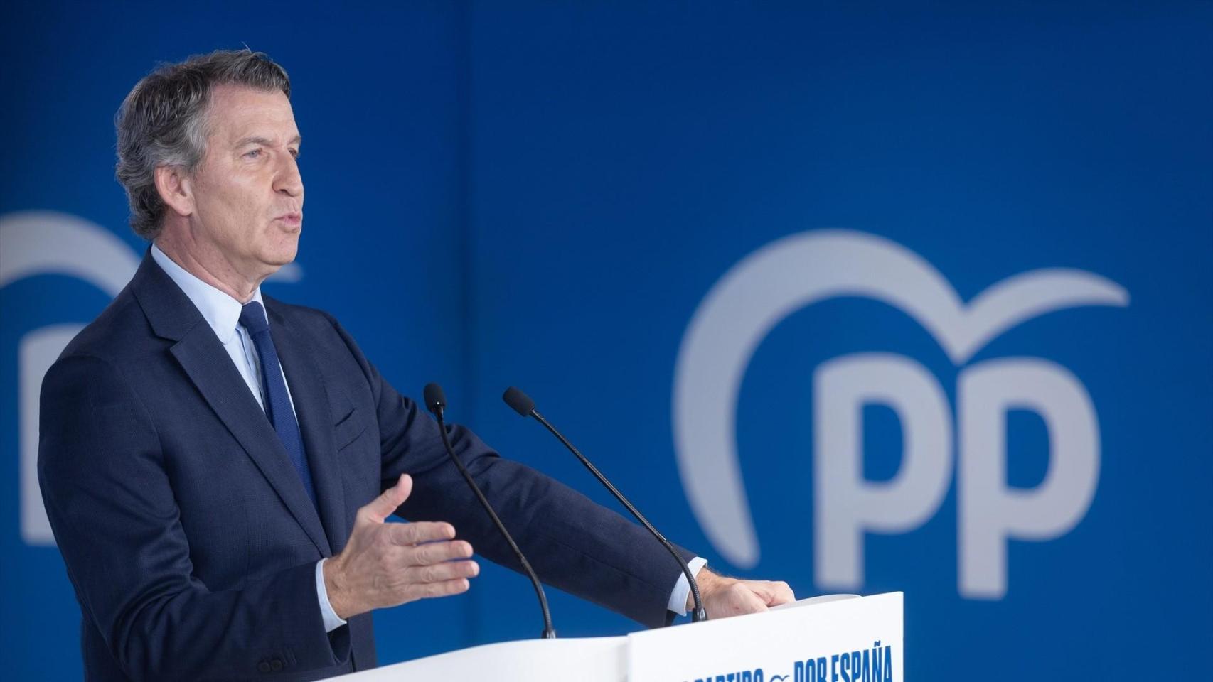 Los wasaps de Feijóo muestran que dudó desde el inicio de que Sánchez fuera a ayudar a Mazón: "¿A qué hora llamaron?"