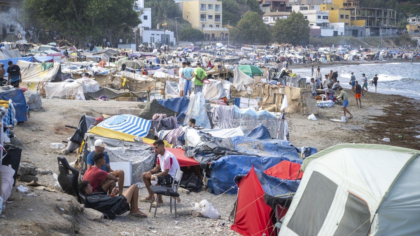 Los vecinos del Trampolín en Ceuta estallan tras aplazarse el desalojo de la playa: "Nos han destrozado la vida"
