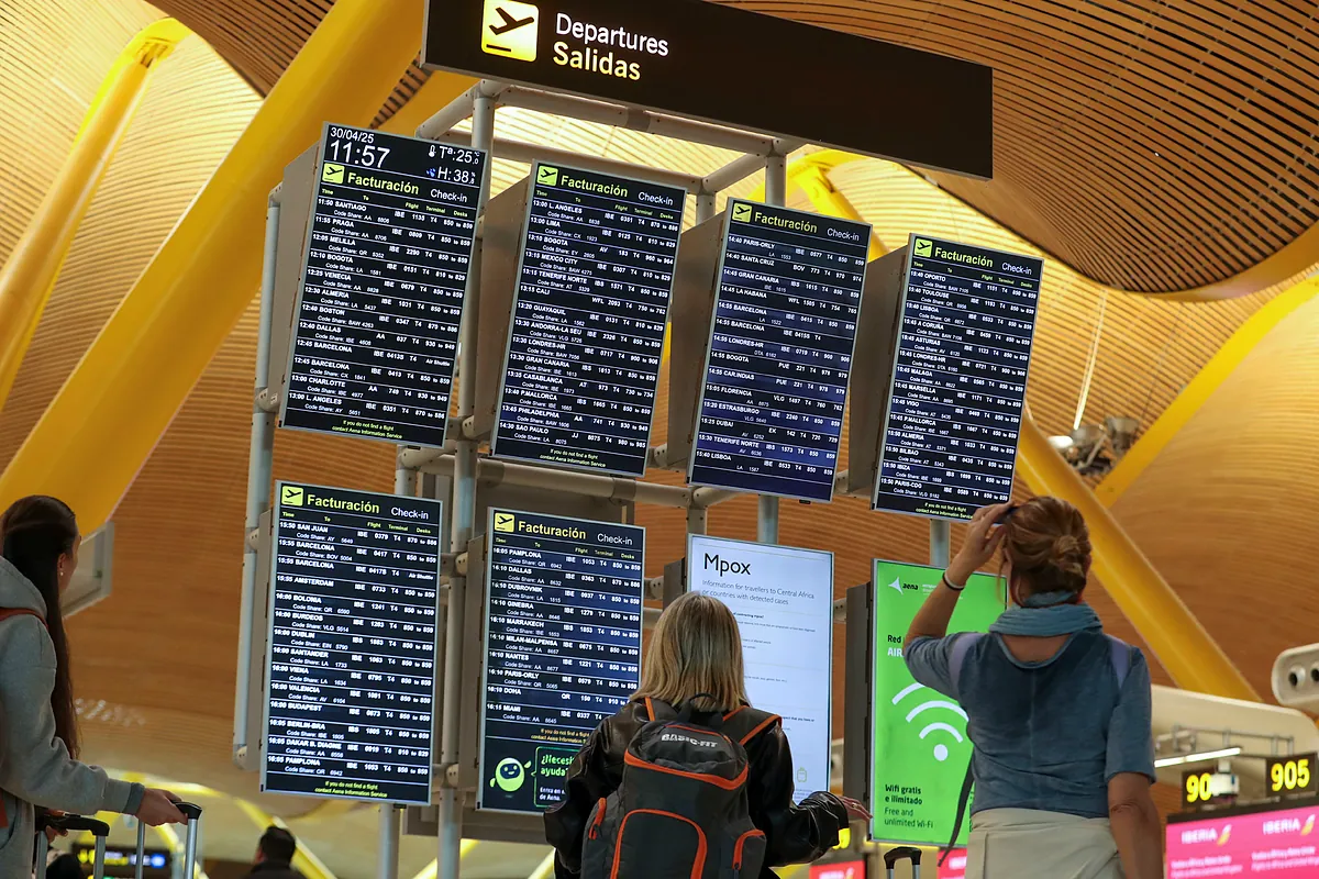 El tráfico aéreo nacional vuelve a subir por el caos del AVE y pese a Ryanair